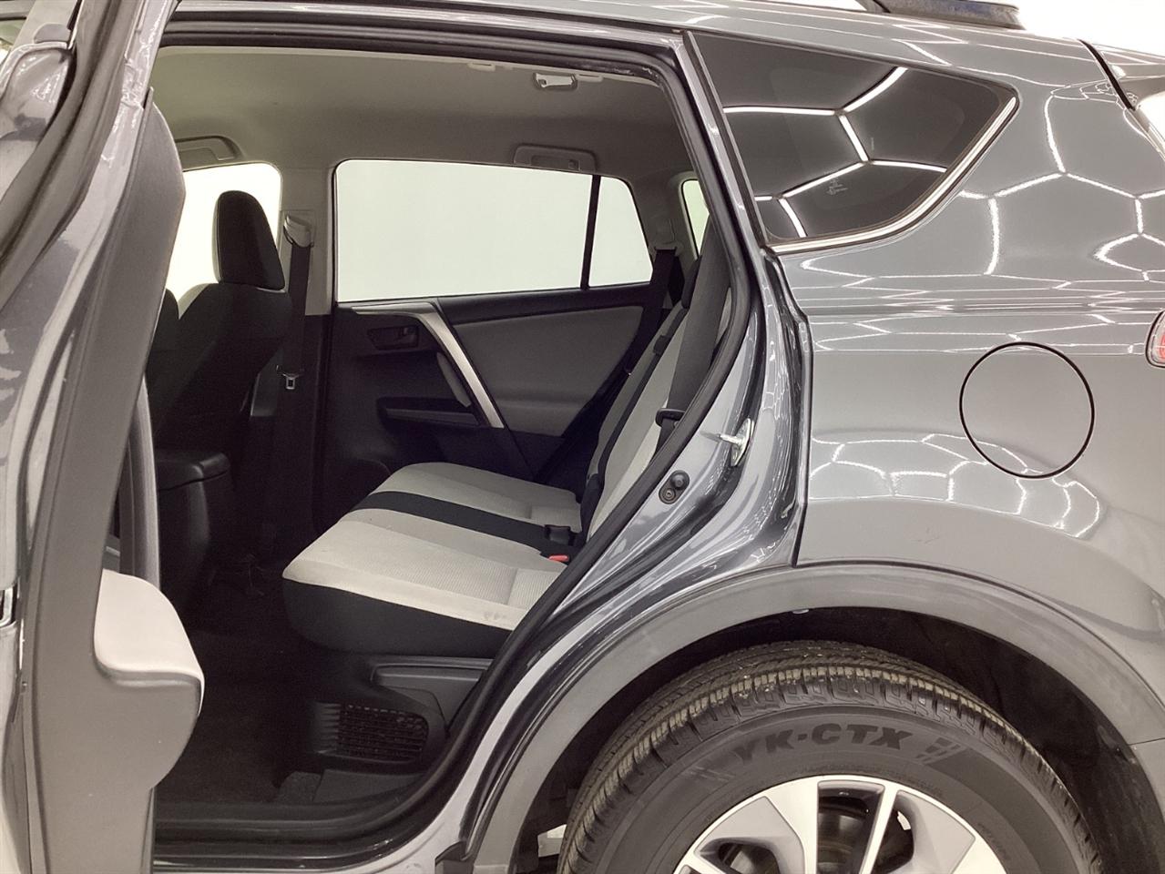 Toyota RAV4 Hybrid LE AWD (Natl) 2018