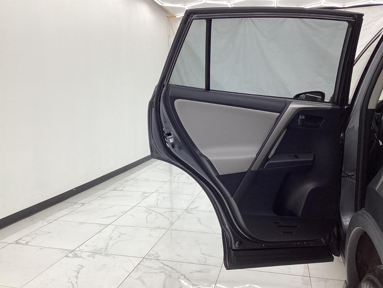 Toyota RAV4 Hybrid LE AWD (Natl) 2018