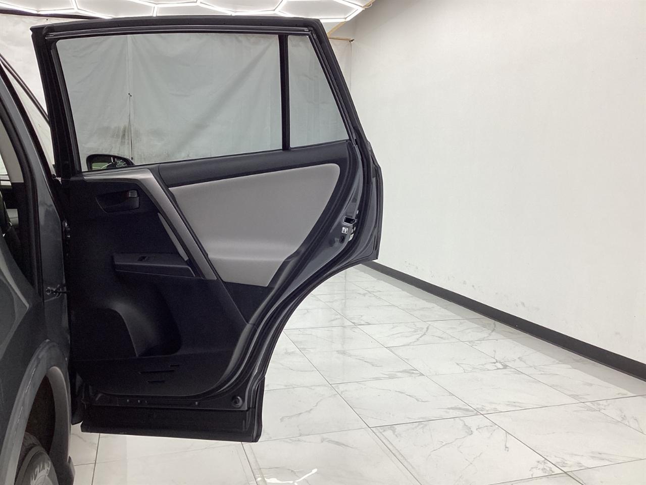 Toyota RAV4 Hybrid LE AWD (Natl) 2018