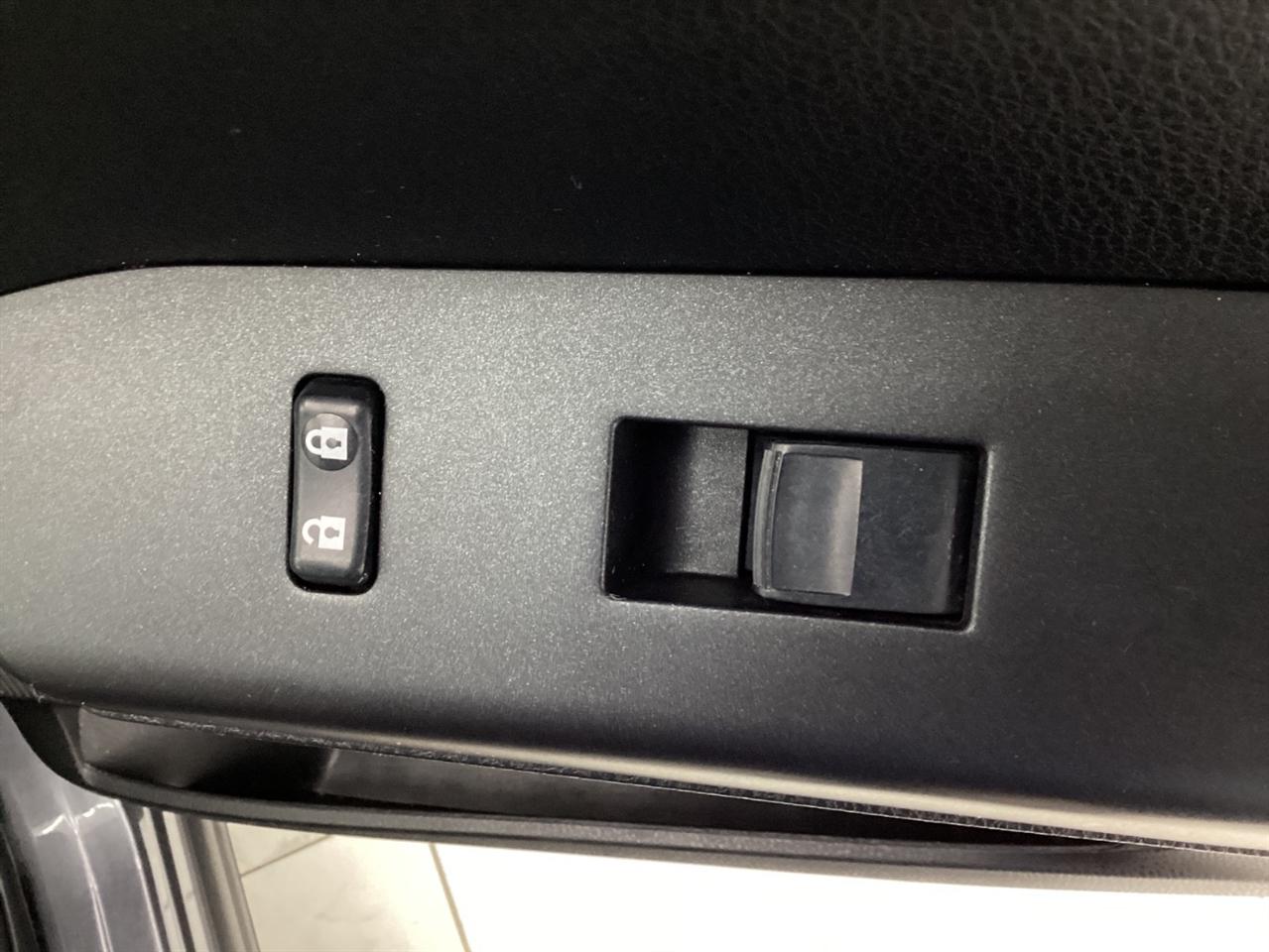 Toyota RAV4 Hybrid LE AWD (Natl) 2018