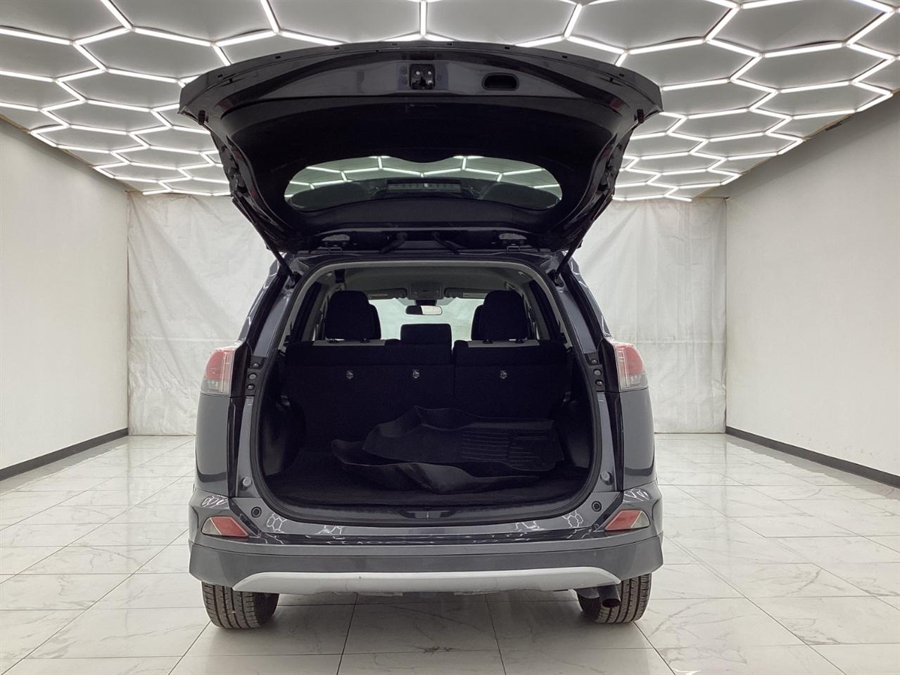 Toyota RAV4 Hybrid LE AWD (Natl) 2018