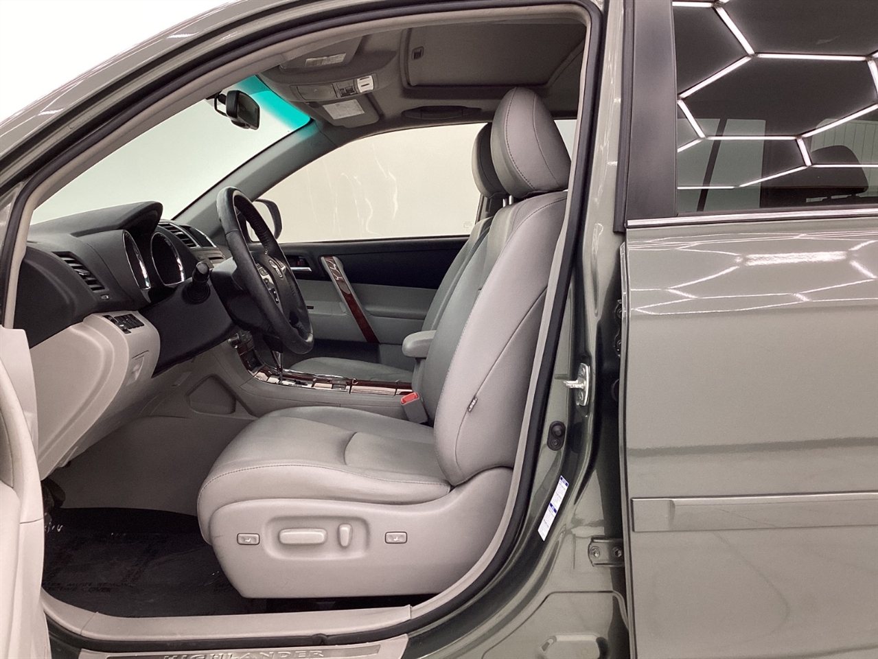 Toyota Highlander 4WD 4dr V6 Limited (Natl) 2012