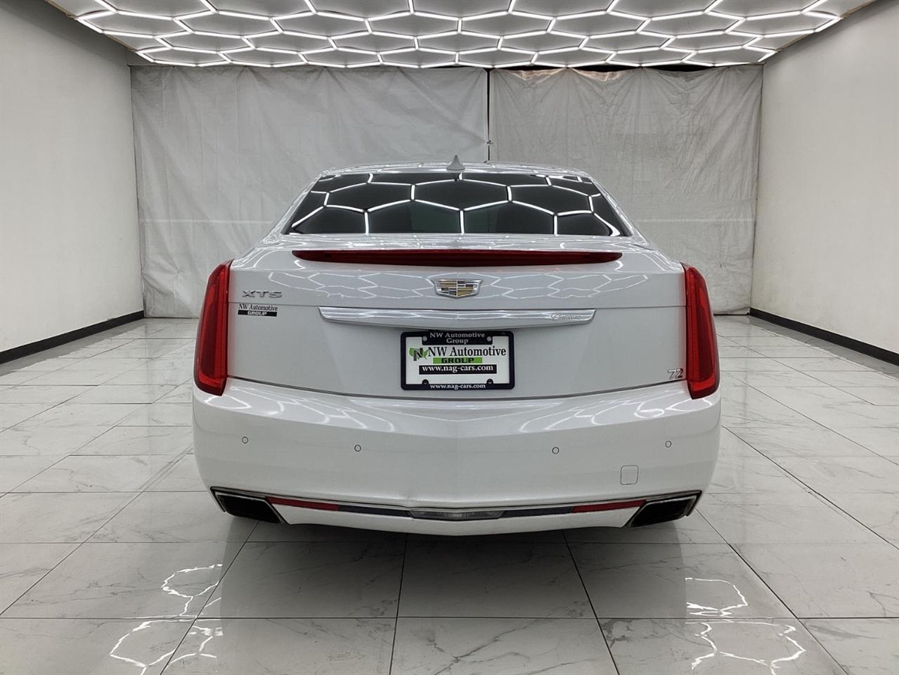 Cadillac XTS 4dr Sdn Luxury FWD 2017