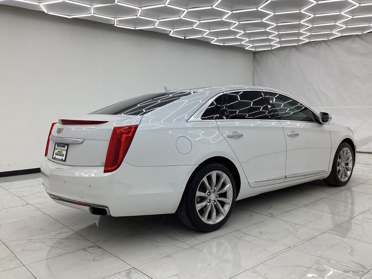 Cadillac XTS 4dr Sdn Luxury FWD 2017