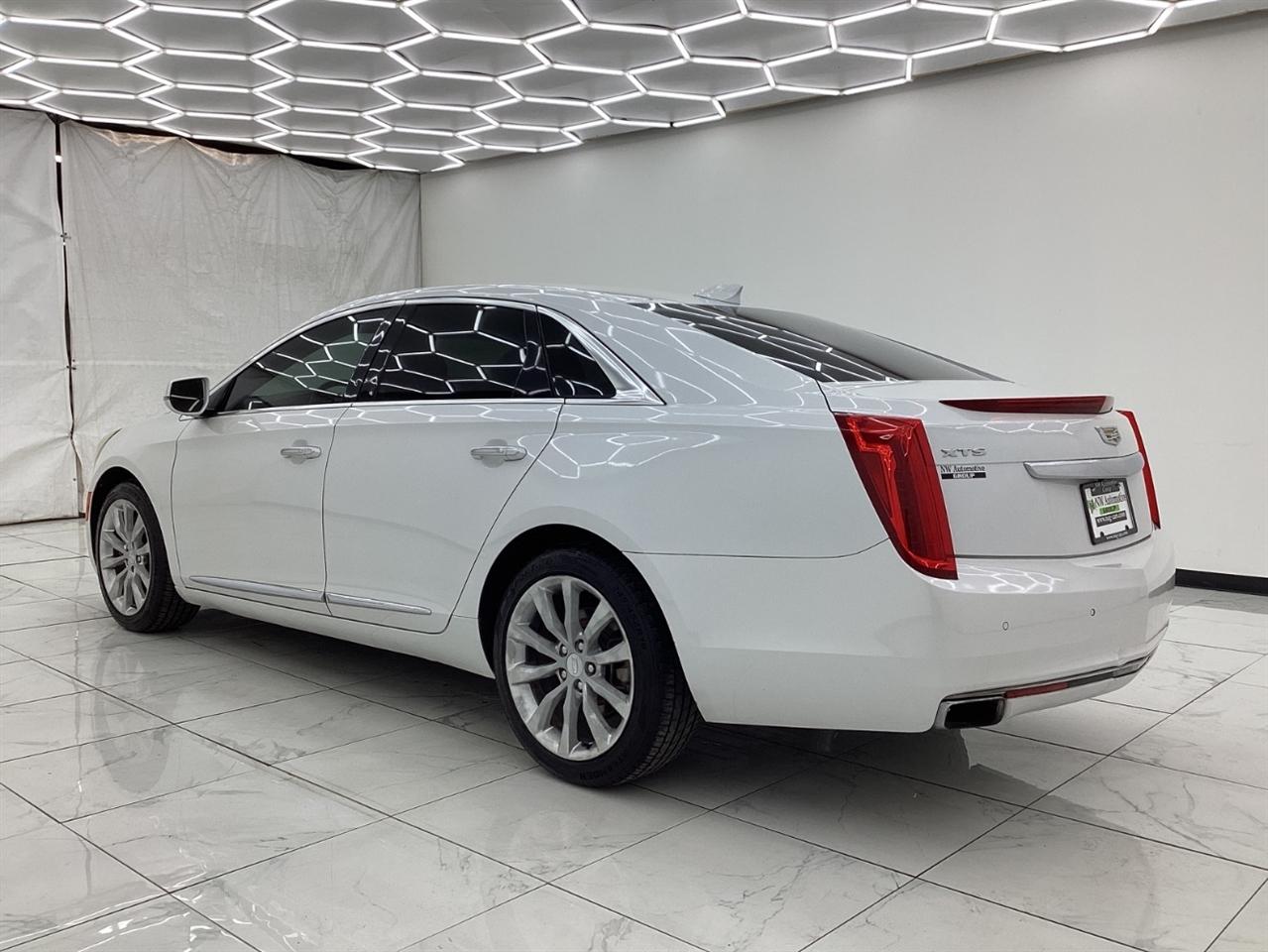 Cadillac XTS 4dr Sdn Luxury FWD 2017