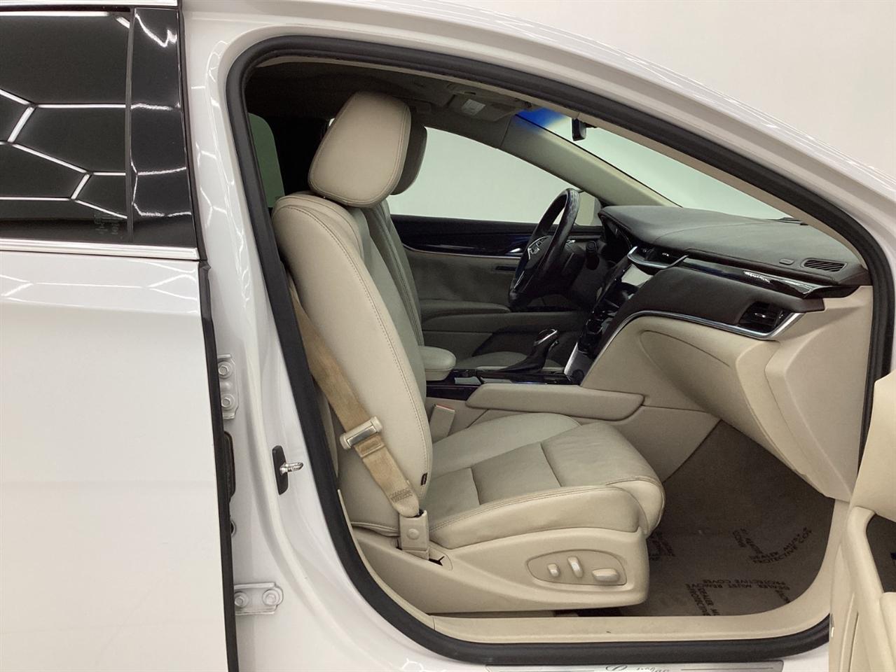 Cadillac XTS 4dr Sdn Luxury FWD 2017