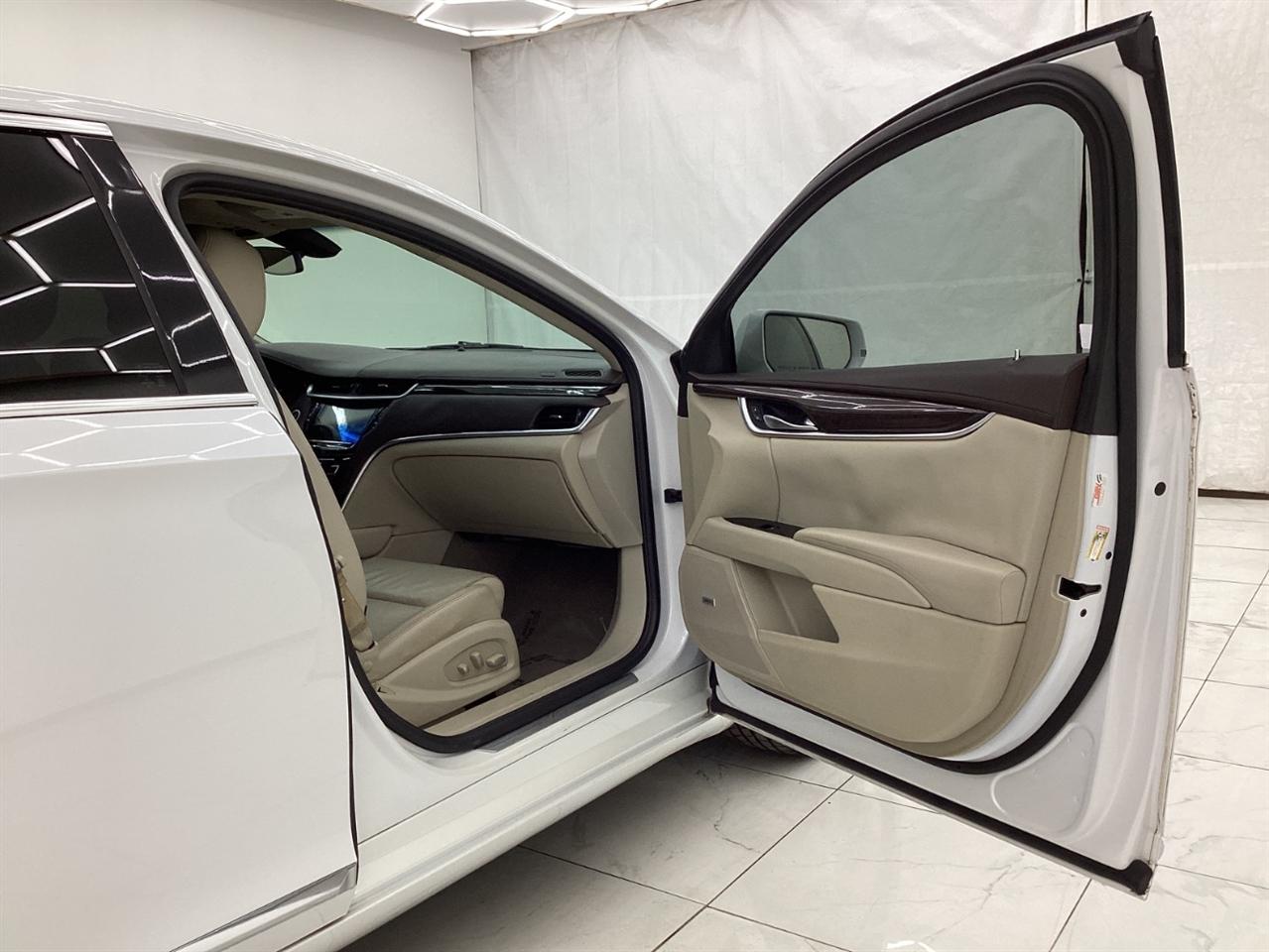 Cadillac XTS 4dr Sdn Luxury FWD 2017