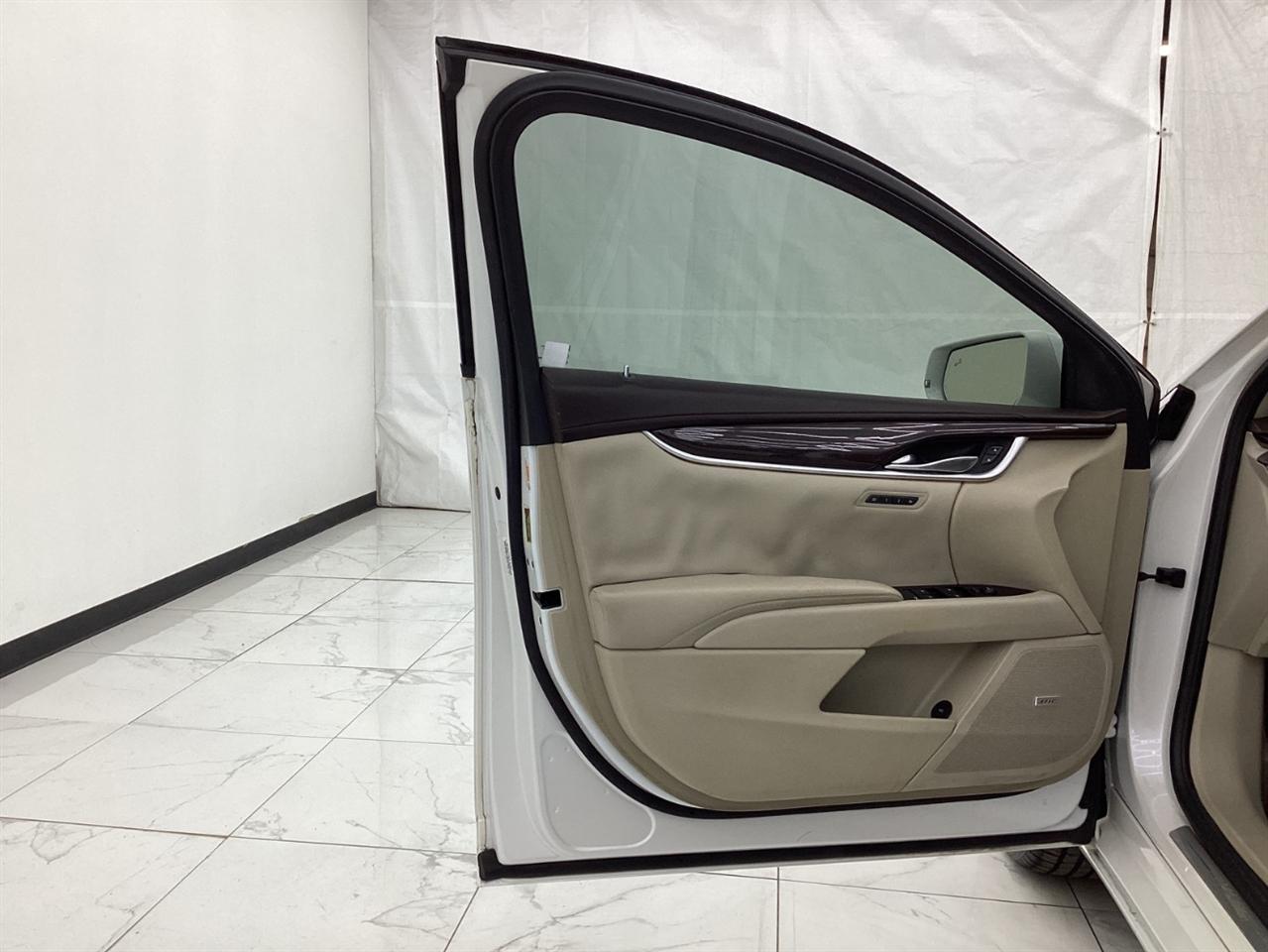 Cadillac XTS 4dr Sdn Luxury FWD 2017