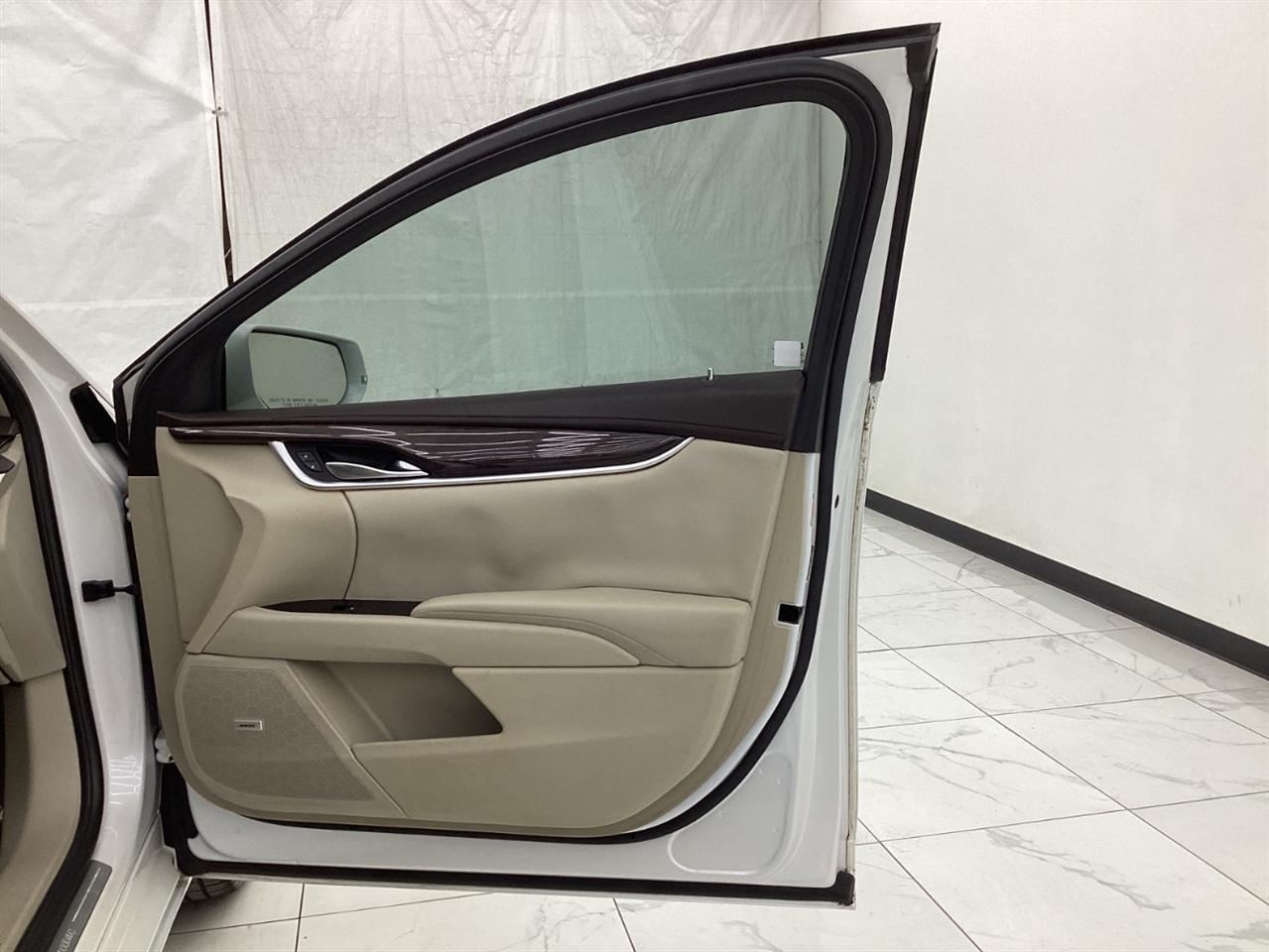 Cadillac XTS 4dr Sdn Luxury FWD 2017