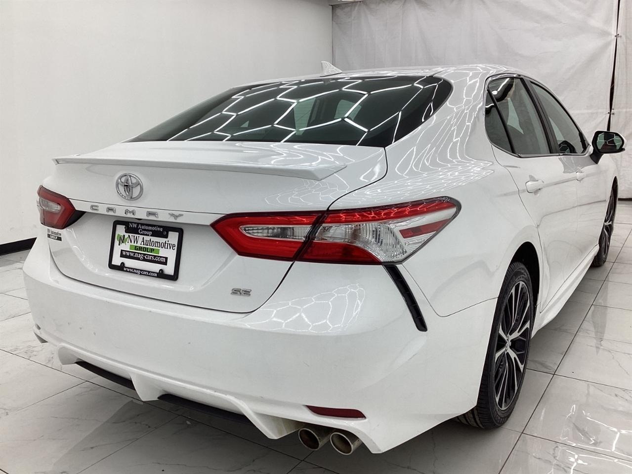 Toyota Camry SE Auto (Natl) 2020
