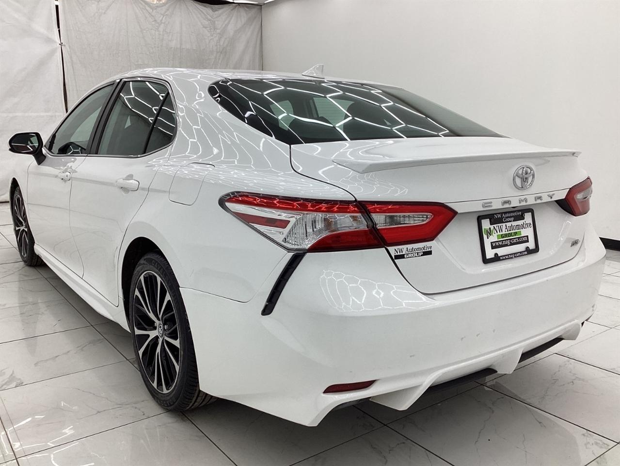 Toyota Camry SE Auto (Natl) 2020