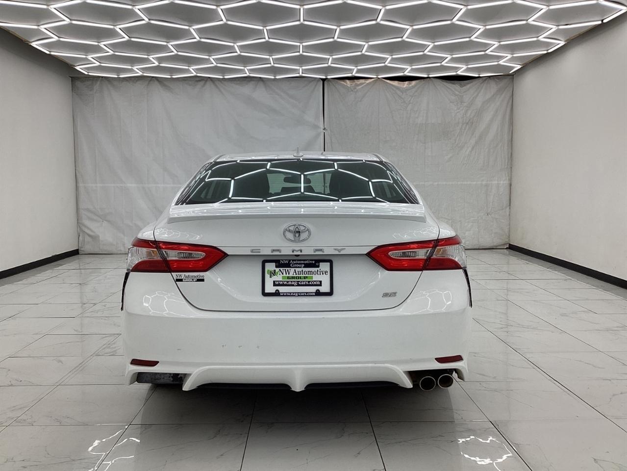 Toyota Camry SE Auto (Natl) 2020