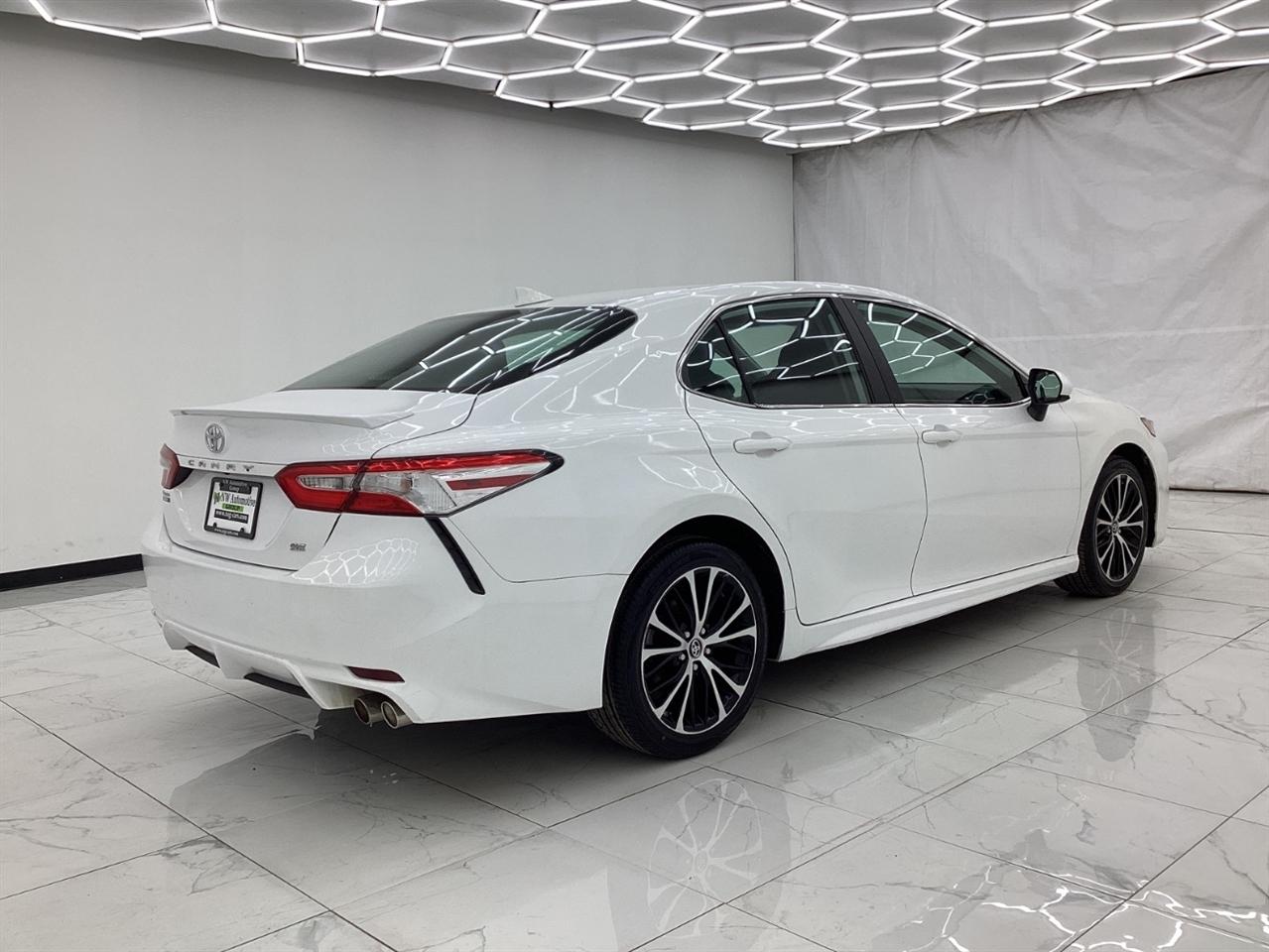 Toyota Camry SE Auto (Natl) 2020