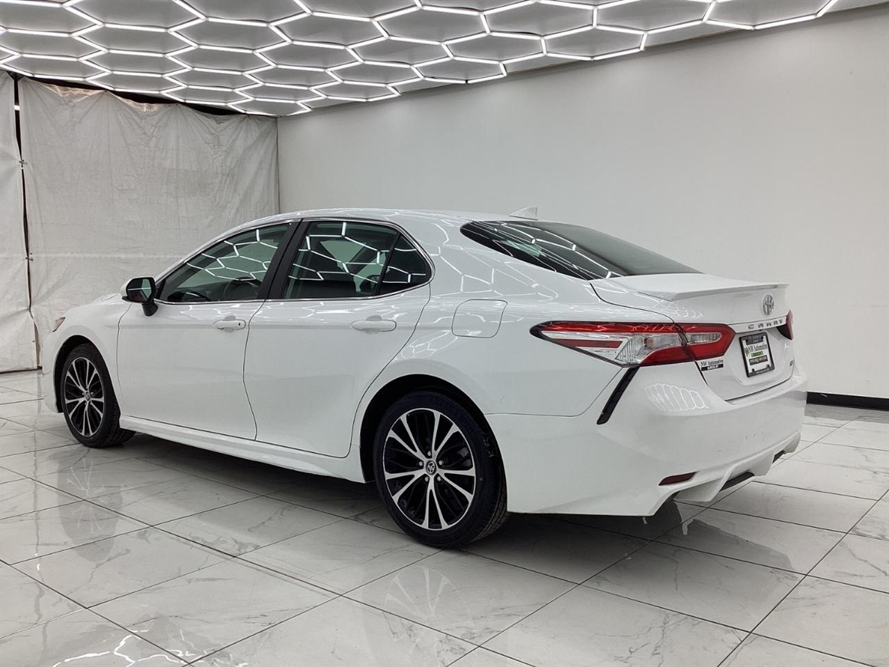 Toyota Camry SE Auto (Natl) 2020