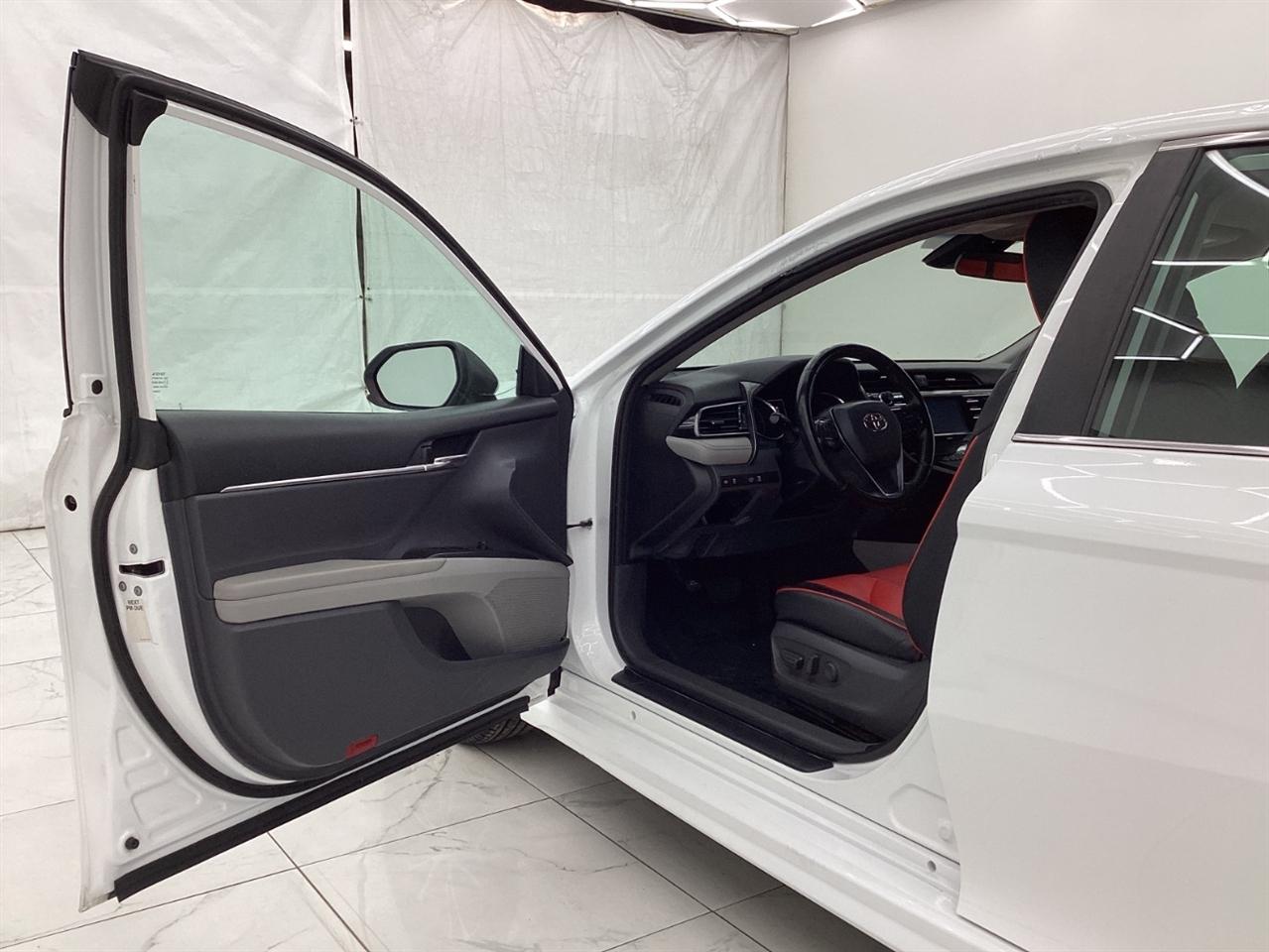 Toyota Camry SE Auto (Natl) 2020