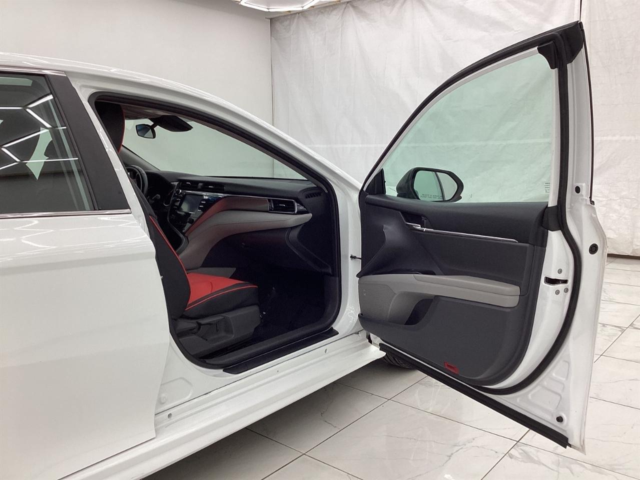 Toyota Camry SE Auto (Natl) 2020