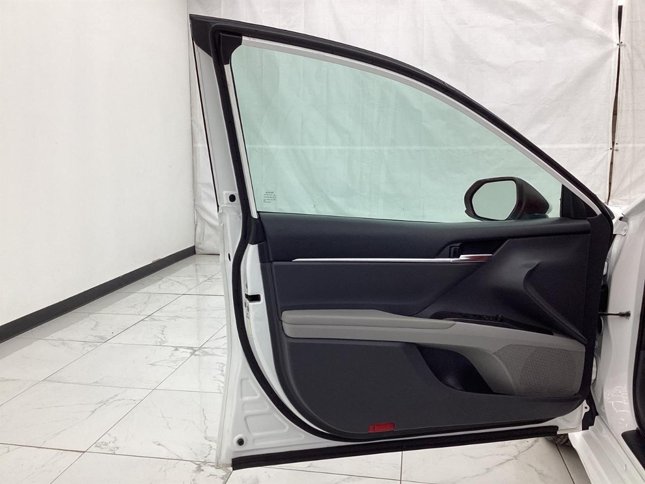 Toyota Camry SE Auto (Natl) 2020