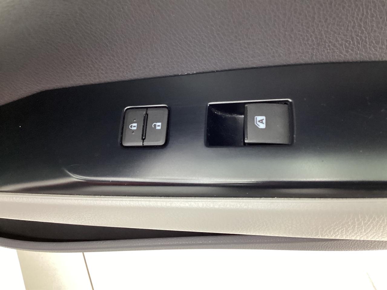 Toyota Camry SE Auto (Natl) 2020