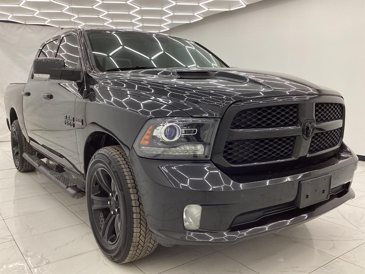 RAM 1500 Night 4x4 Crew Cab 5'7" Box 2017