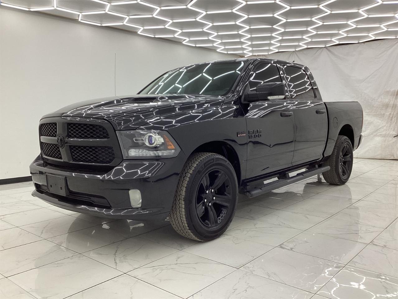 RAM 1500 Night 4x4 Crew Cab 5'7" Box 2017