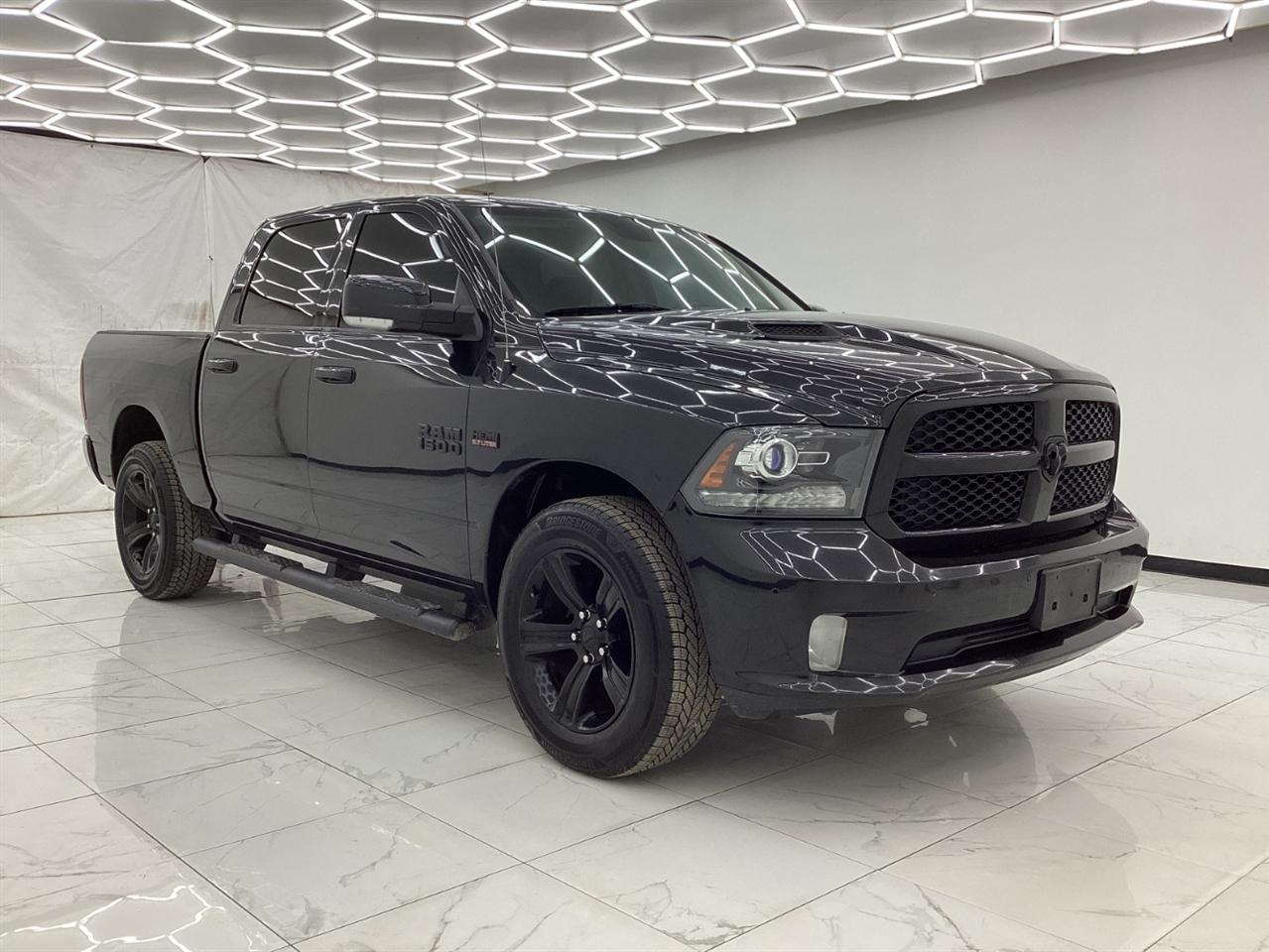 RAM 1500 Night 4x4 Crew Cab 5'7" Box 2017