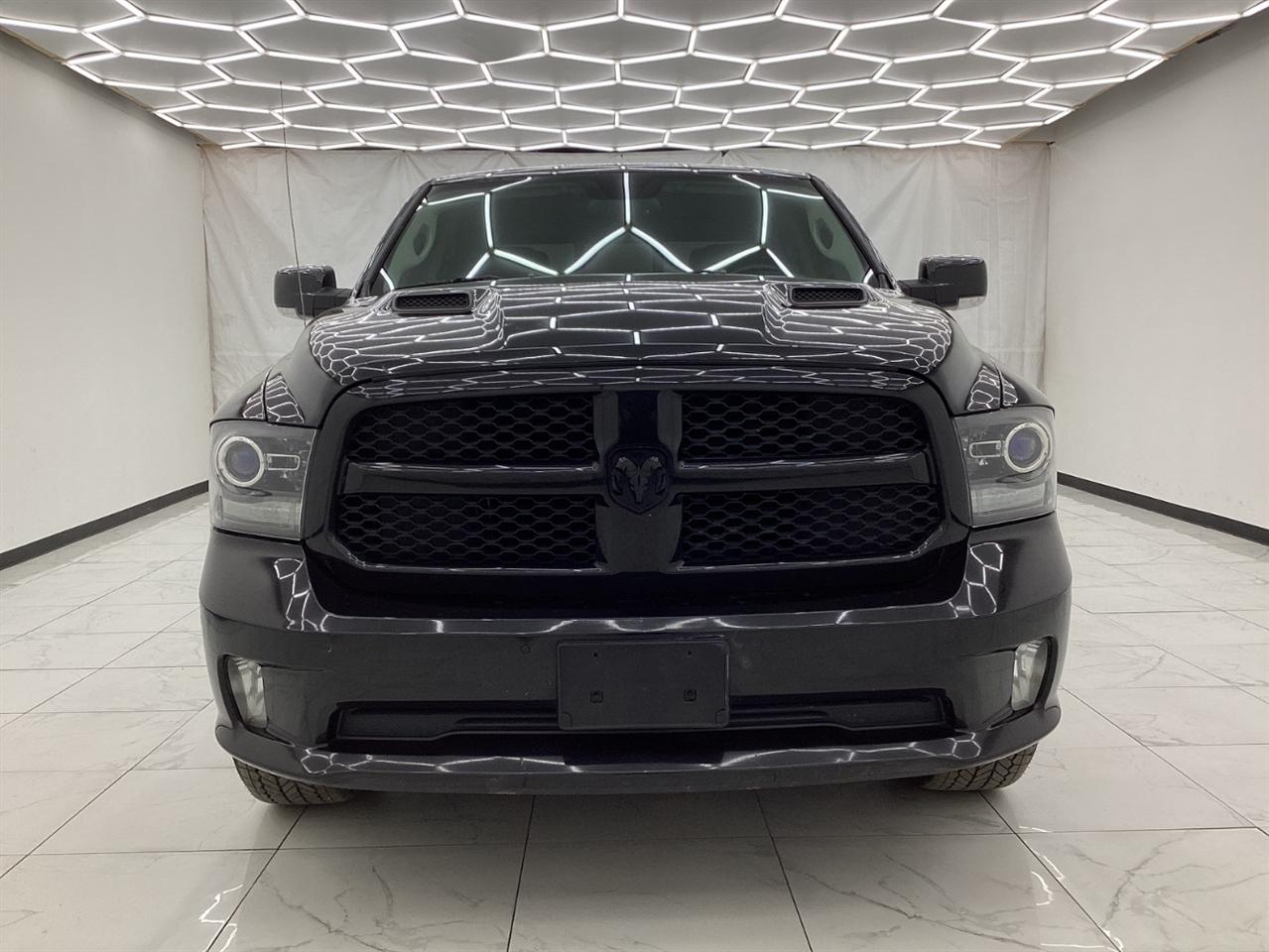 RAM 1500 Night 4x4 Crew Cab 5'7" Box 2017