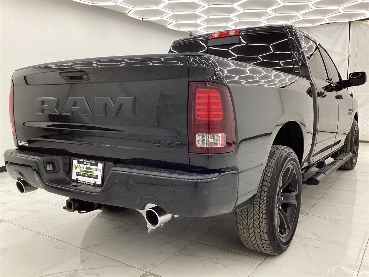 RAM 1500 Night 4x4 Crew Cab 5'7" Box 2017