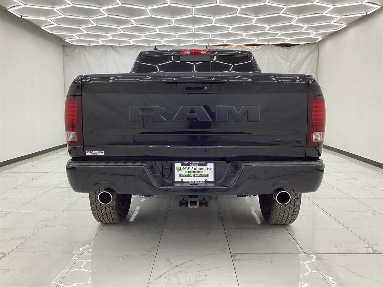 RAM 1500 Night 4x4 Crew Cab 5'7" Box 2017