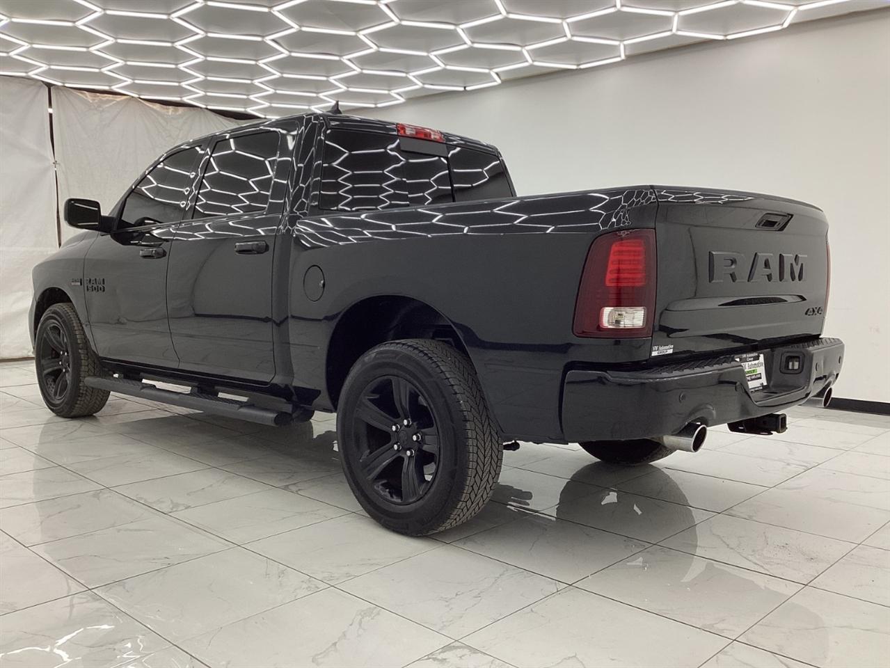 RAM 1500 Night 4x4 Crew Cab 5'7" Box 2017
