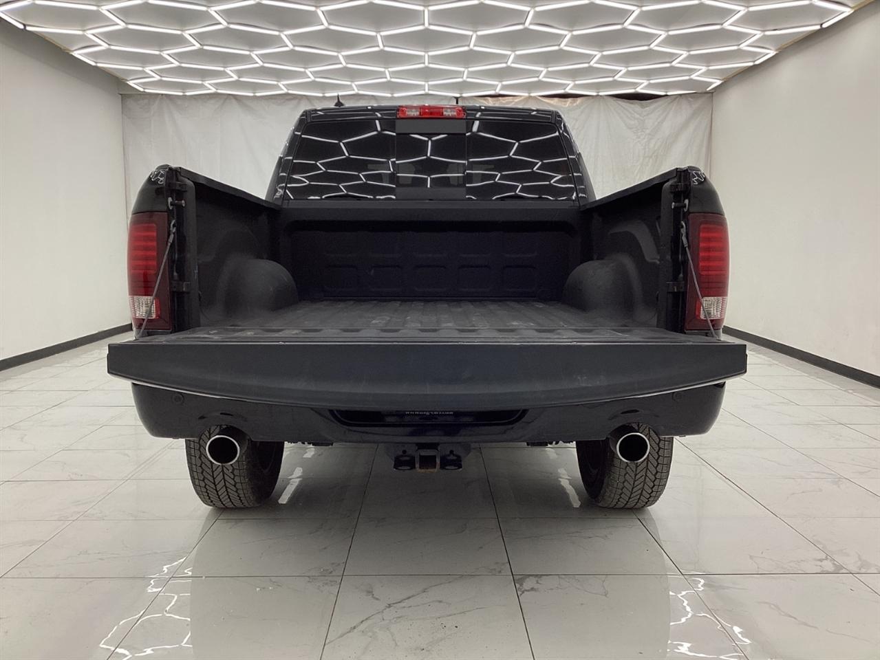 RAM 1500 Night 4x4 Crew Cab 5'7" Box 2017