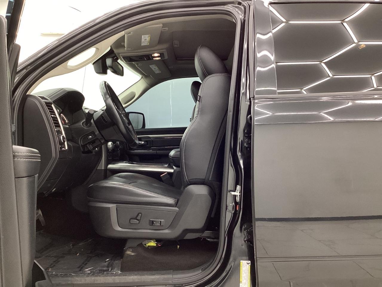 RAM 1500 Night 4x4 Crew Cab 5'7" Box 2017