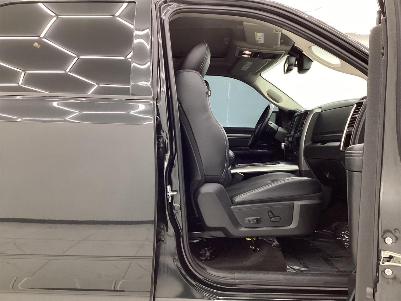 RAM 1500 Night 4x4 Crew Cab 5'7" Box 2017