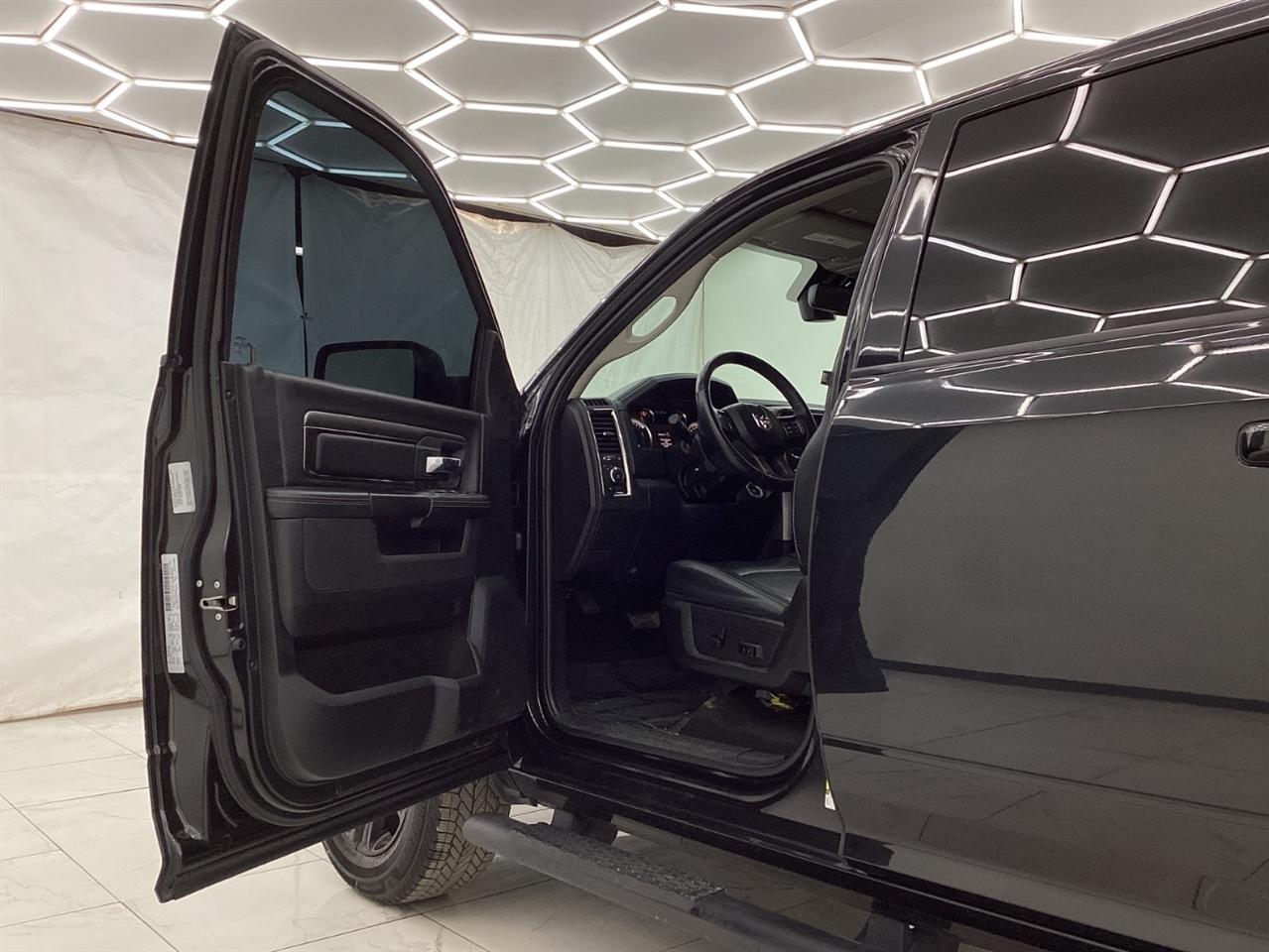 RAM 1500 Night 4x4 Crew Cab 5'7" Box 2017