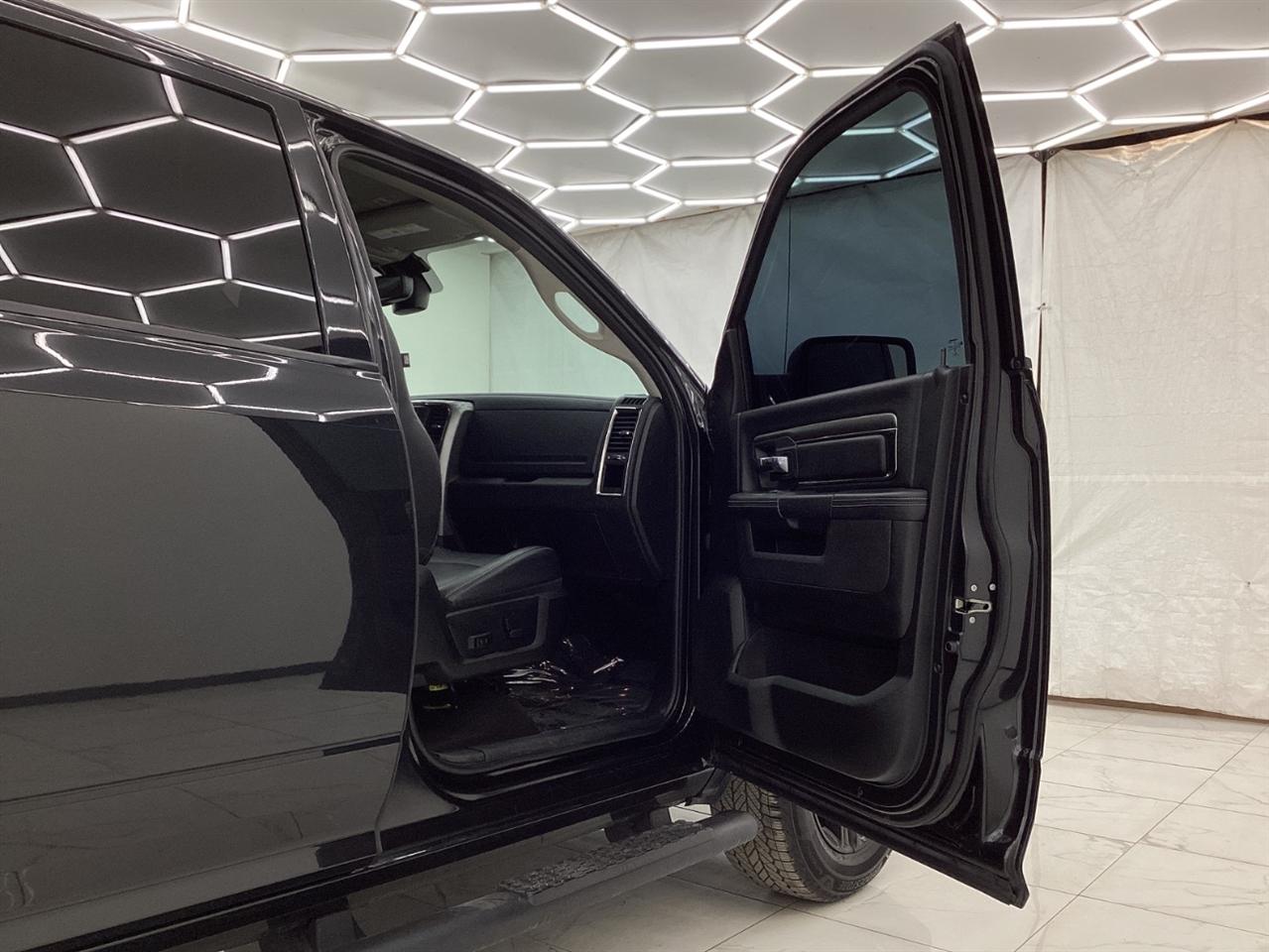 RAM 1500 Night 4x4 Crew Cab 5'7" Box 2017