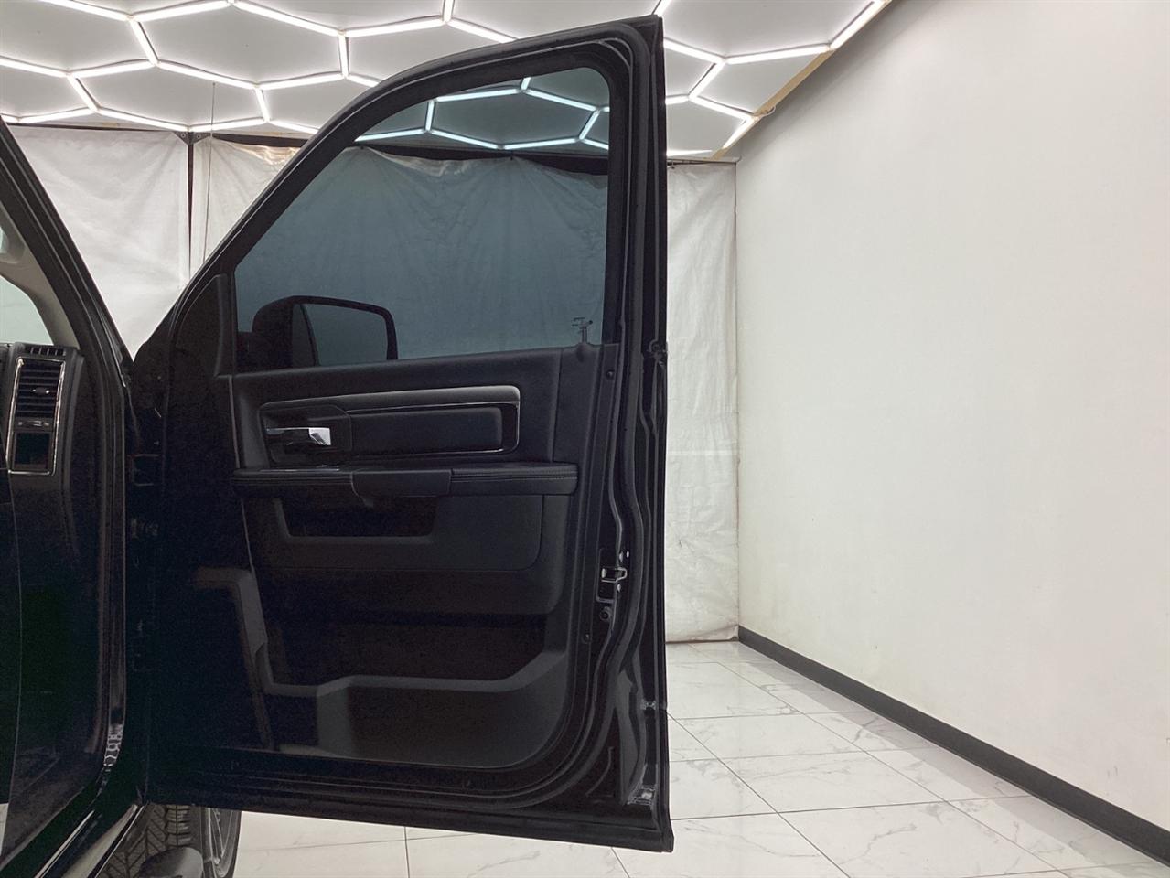 RAM 1500 Night 4x4 Crew Cab 5'7" Box 2017