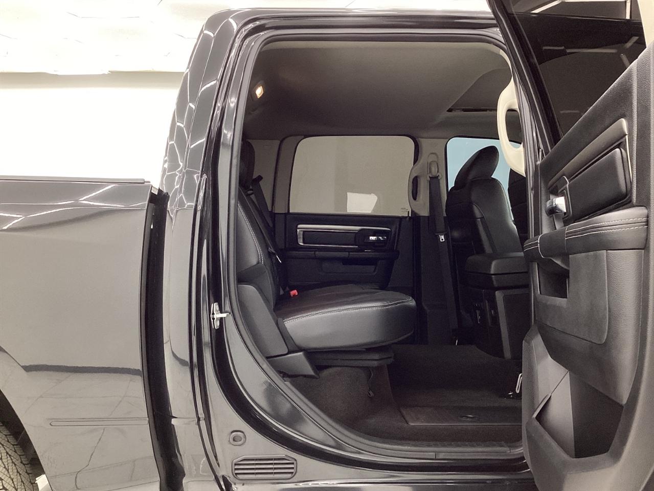 RAM 1500 Night 4x4 Crew Cab 5'7" Box 2017