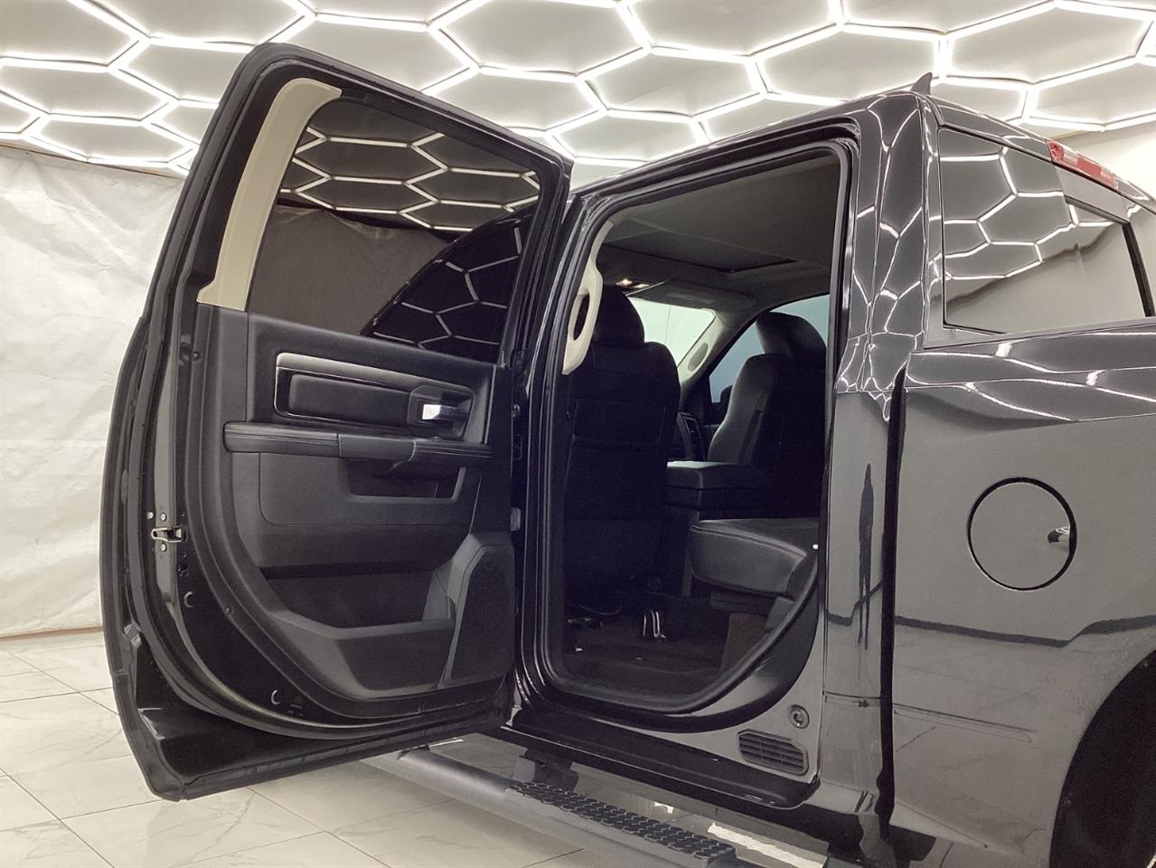 RAM 1500 Night 4x4 Crew Cab 5'7" Box 2017