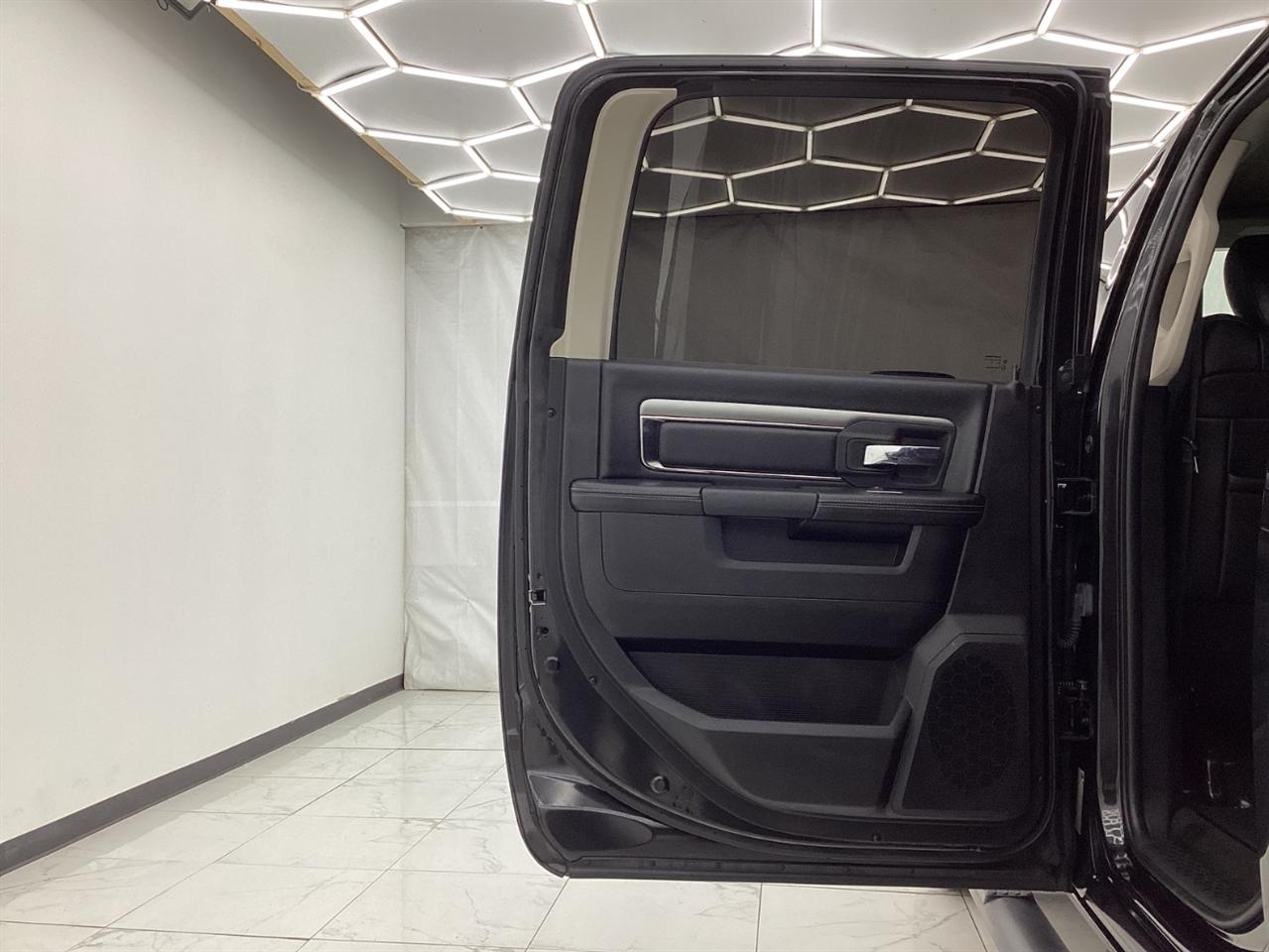 RAM 1500 Night 4x4 Crew Cab 5'7" Box 2017