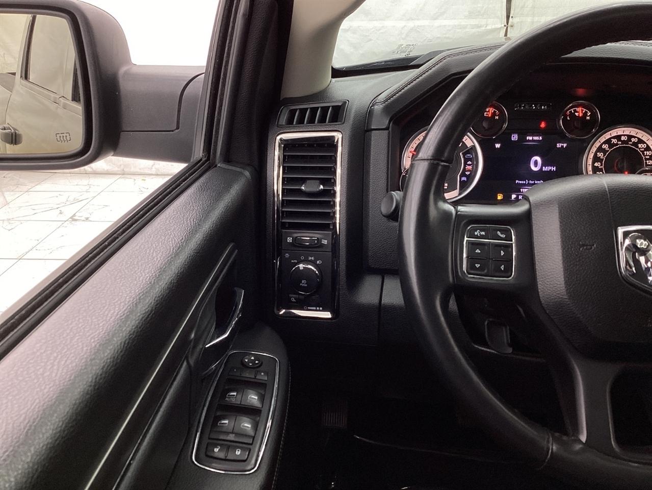 RAM 1500 Night 4x4 Crew Cab 5'7" Box 2017