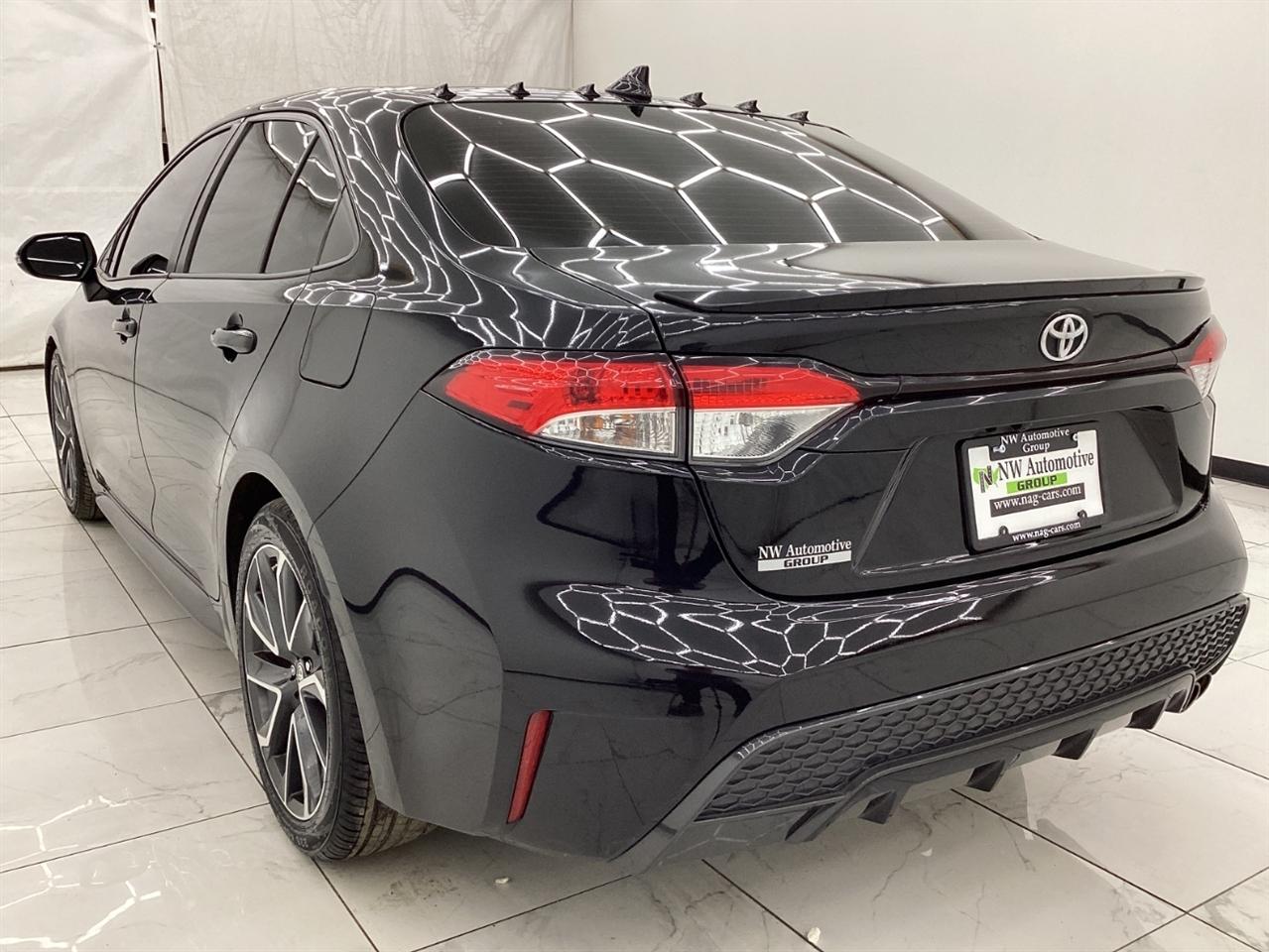 Toyota Corolla SE Nightshade CVT (Natl) 2022