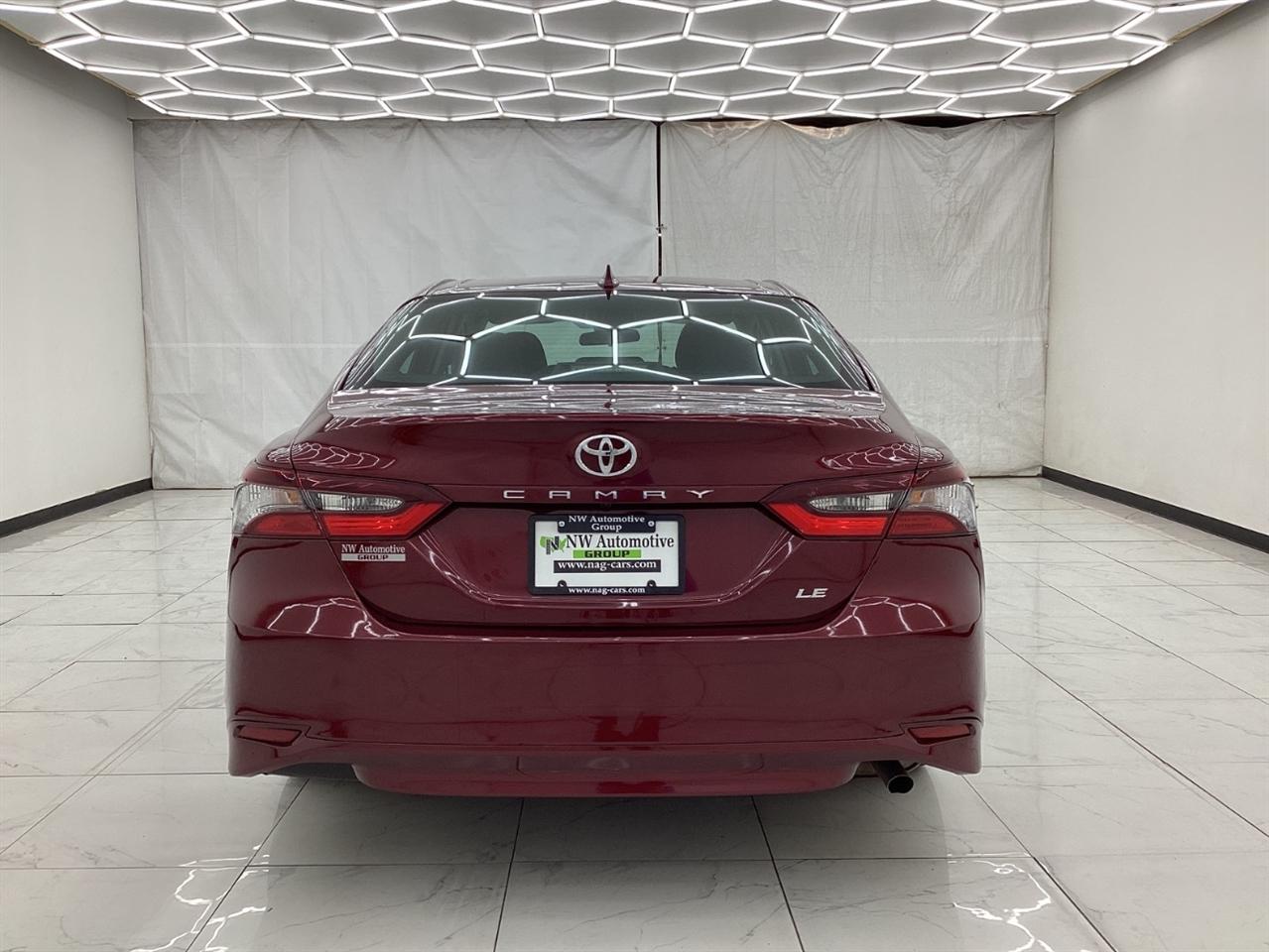 Toyota Camry LE Auto (Natl) 2021