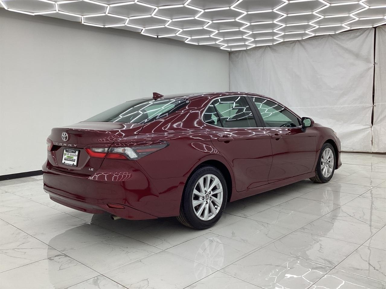 Toyota Camry LE Auto (Natl) 2021