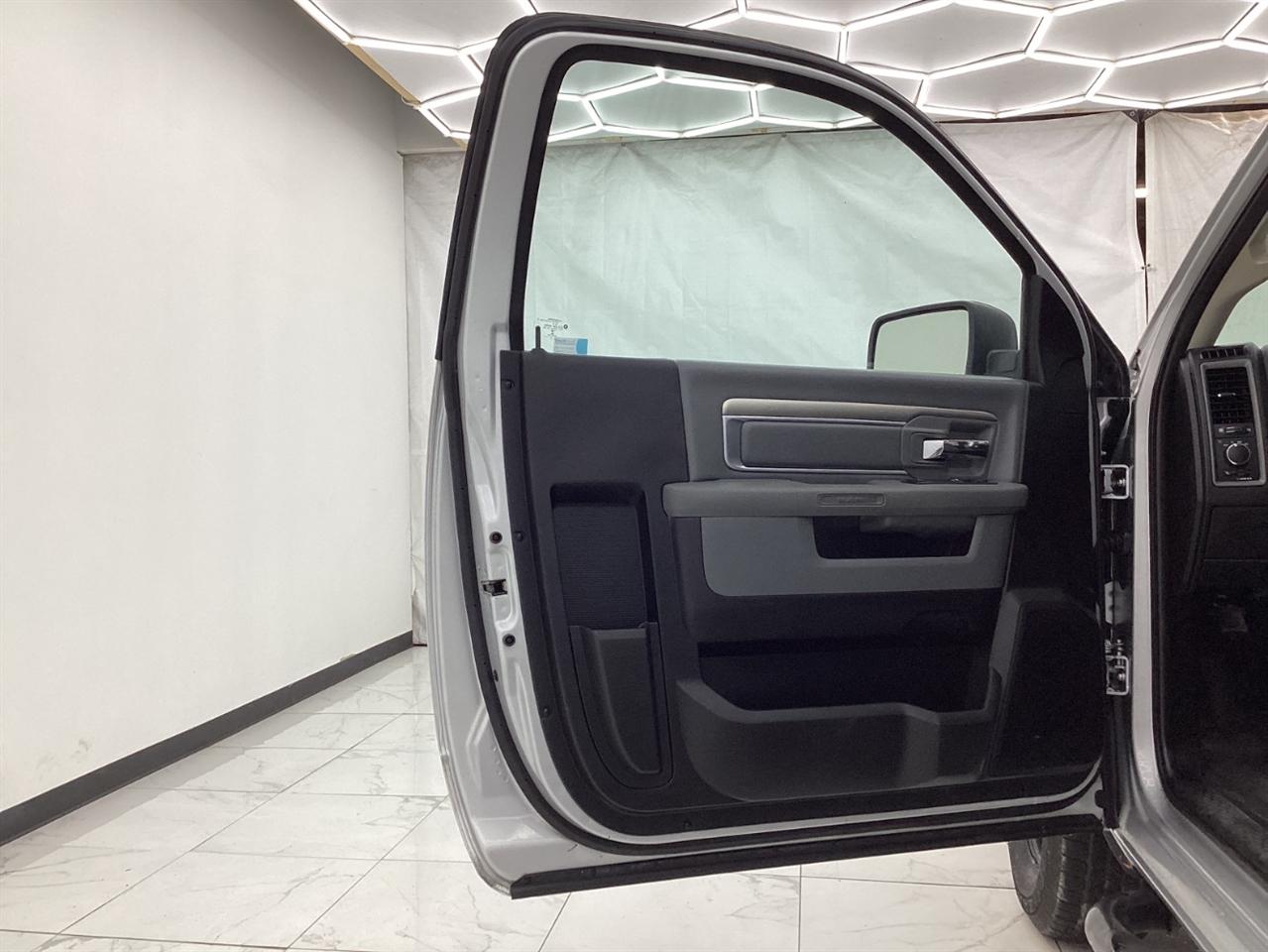 RAM 1500 Classic Tradesman 4x2 Reg Cab 6'4" Box 2019