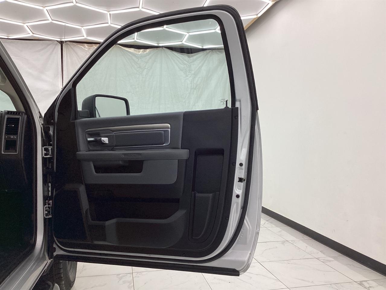 RAM 1500 Classic Tradesman 4x2 Reg Cab 6'4" Box 2019