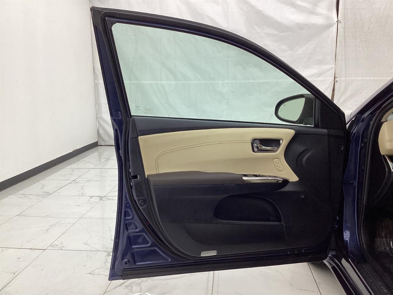 Toyota Avalon Hybrid 4dr Sdn XLE Premium (Natl) 2015