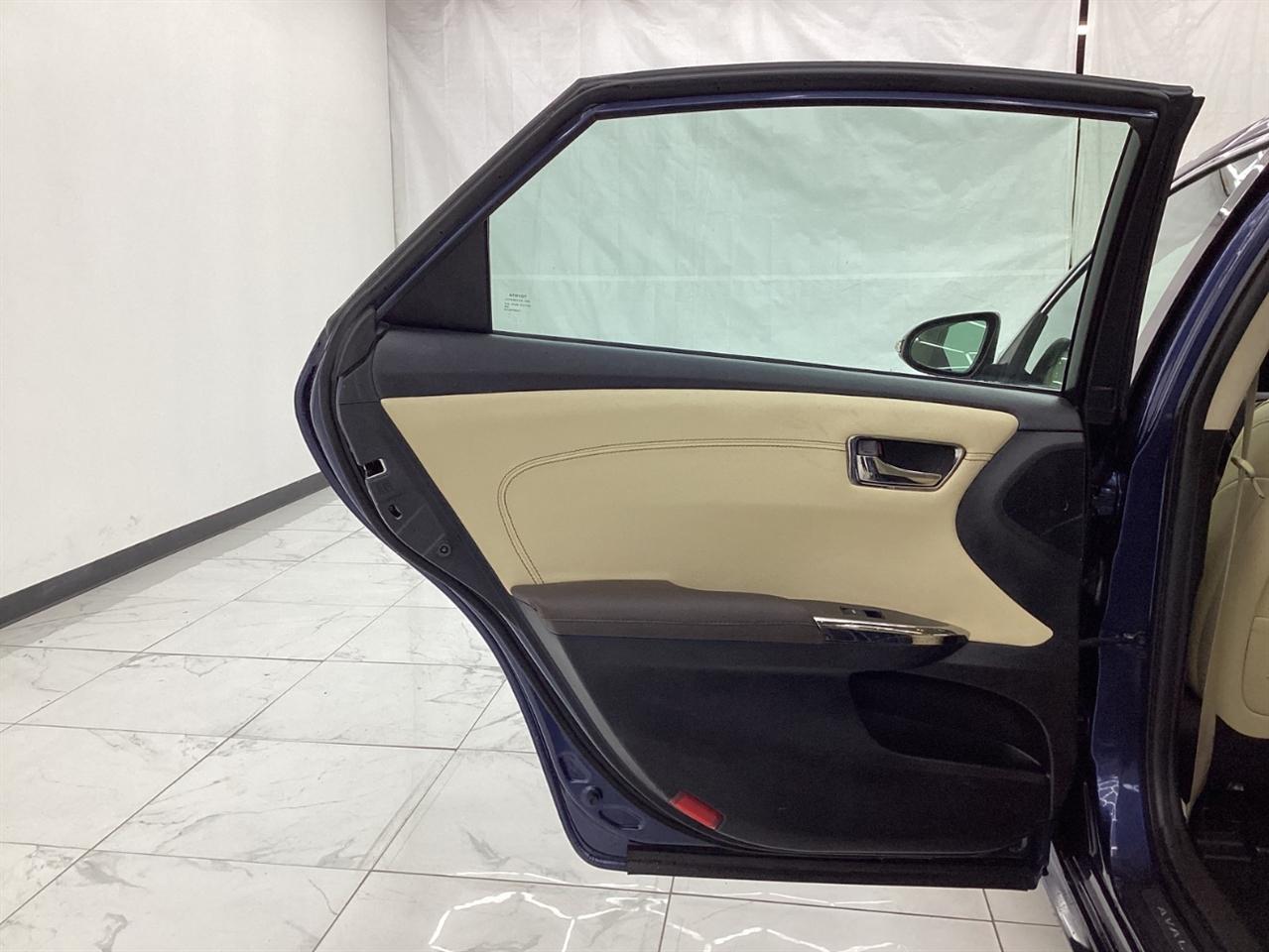 Toyota Avalon Hybrid 4dr Sdn XLE Premium (Natl) 2015