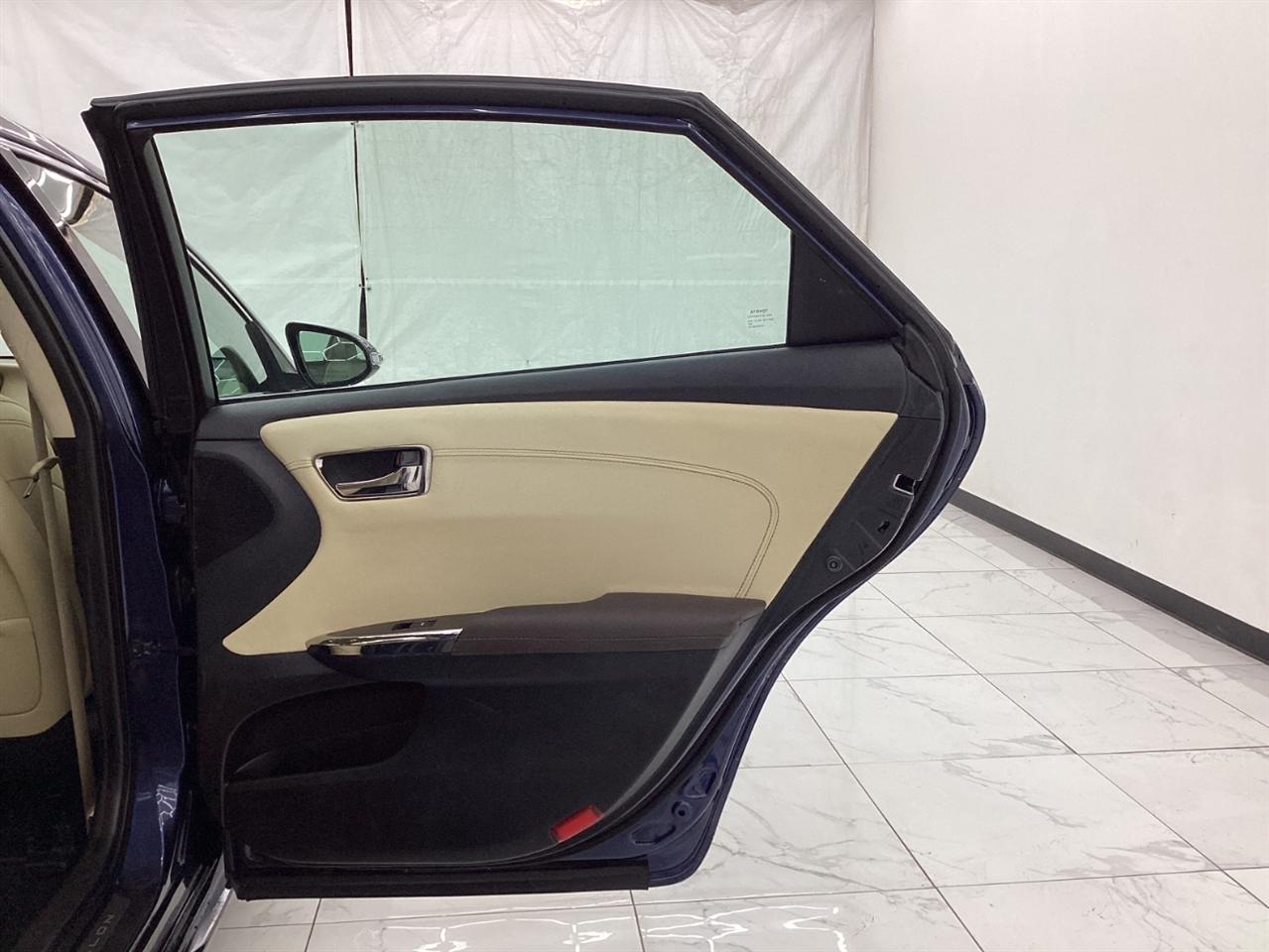 Toyota Avalon Hybrid 4dr Sdn XLE Premium (Natl) 2015