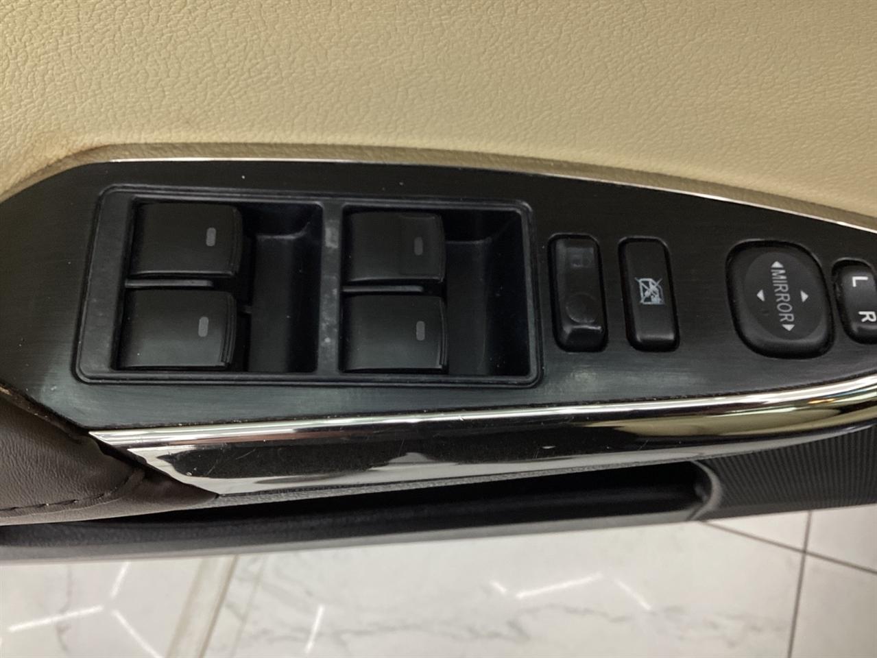 Toyota Avalon Hybrid 4dr Sdn XLE Premium (Natl) 2015