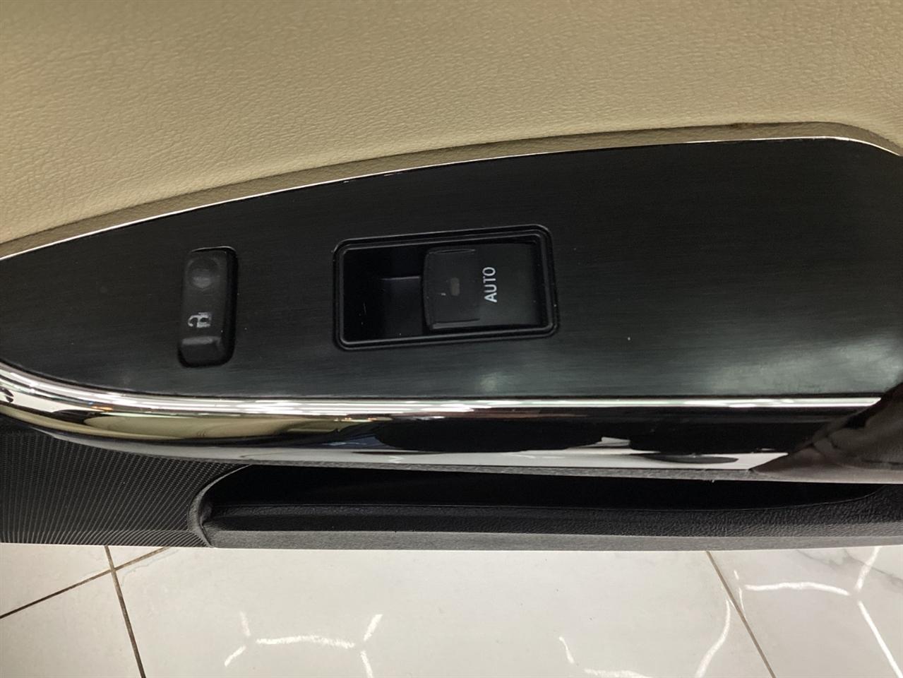 Toyota Avalon Hybrid 4dr Sdn XLE Premium (Natl) 2015