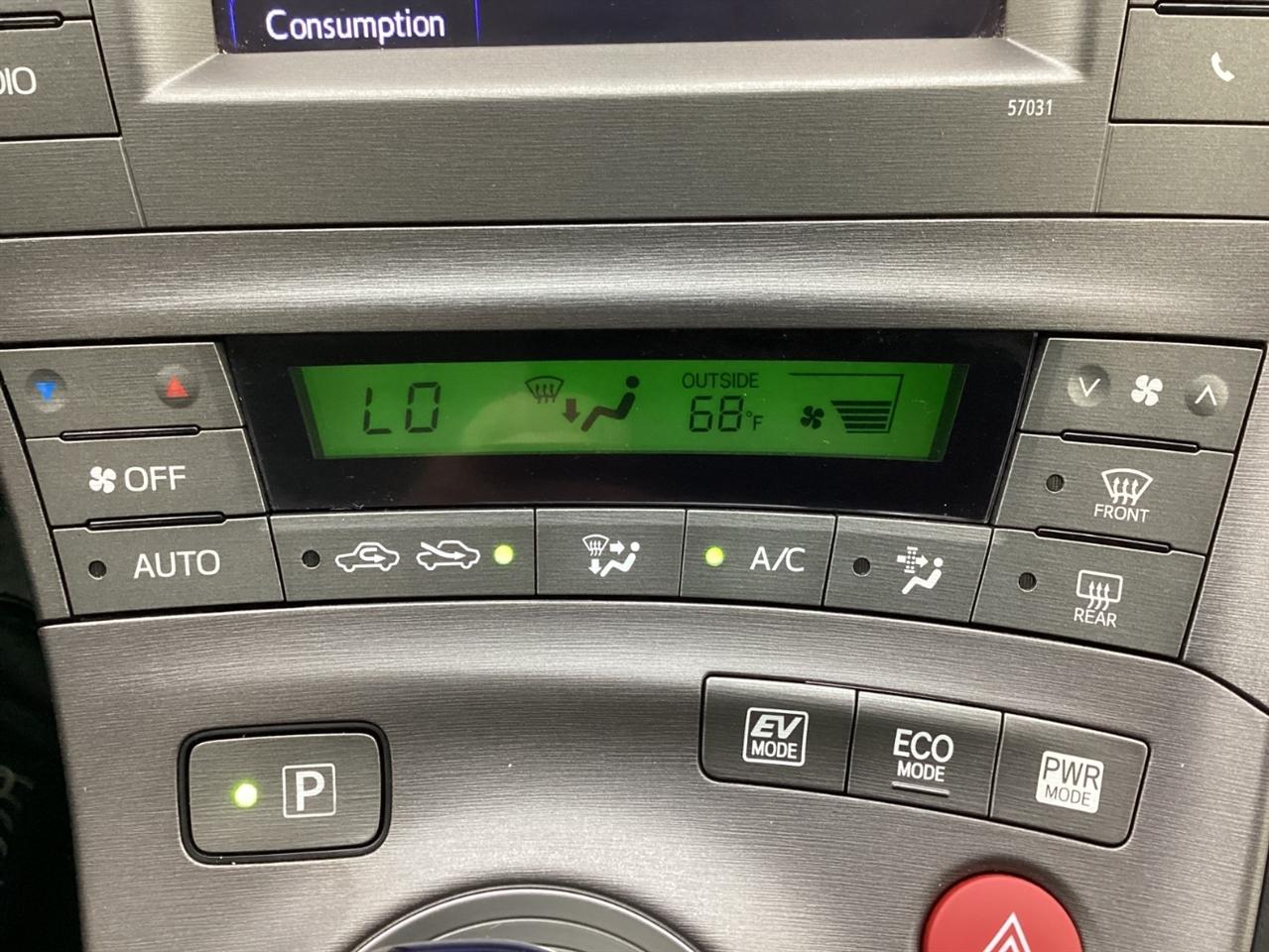 Toyota Prius 5dr HB Persona Series Special Edition (Natl) 2015